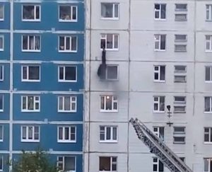Read more about the article Moment Man Saves Woman From Burning 5th-Floor Apartment