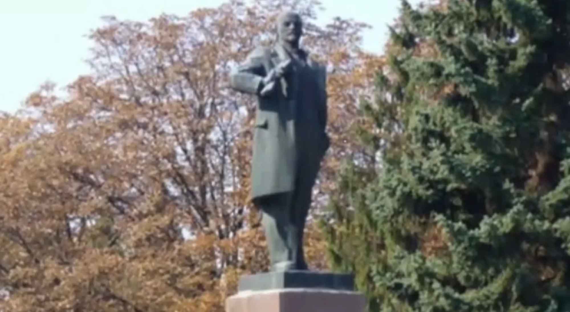Read more about the article Council Staff Flog Off Lenin Statue Over Unpaid Wages