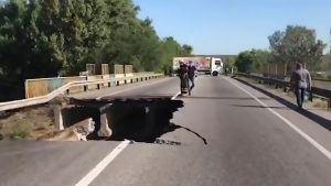 Read more about the article Traffic Chaos As Huge Sinkhole Appears On Bridge