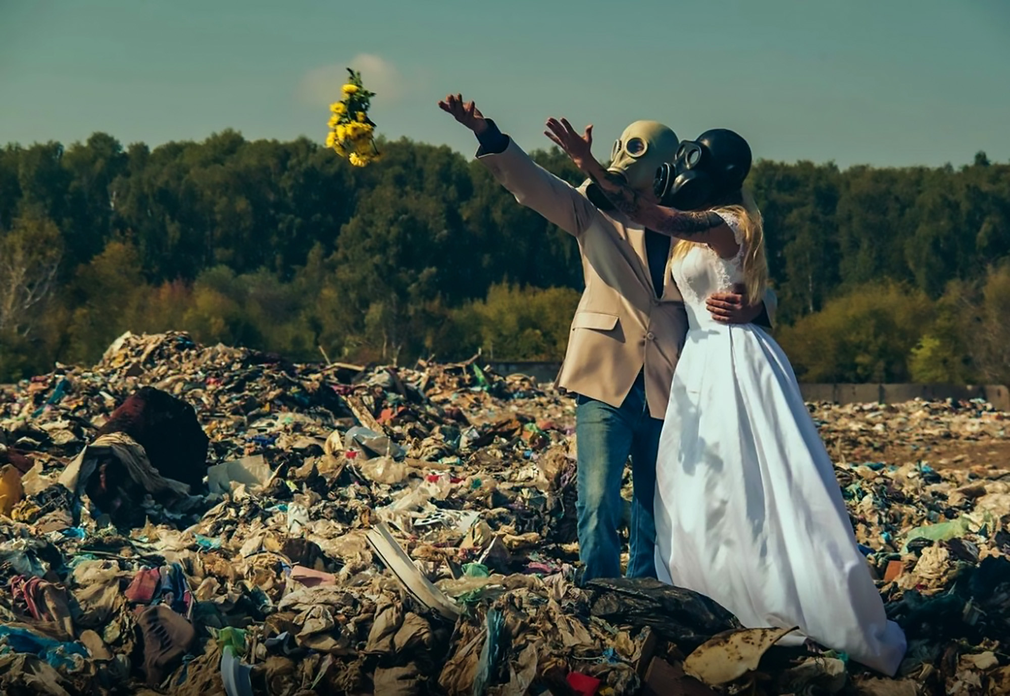 Read more about the article Couple Have Wedding Snaps In Gas Masks At Illegal Dump