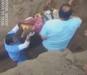 Read more about the article Moment 1yo-Girl Rescued After Falling Into Well With Dog