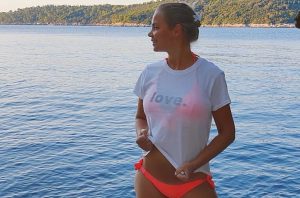 Read more about the article Weight-Loss Tennis Star Jelena Dokic Wows In Bikini