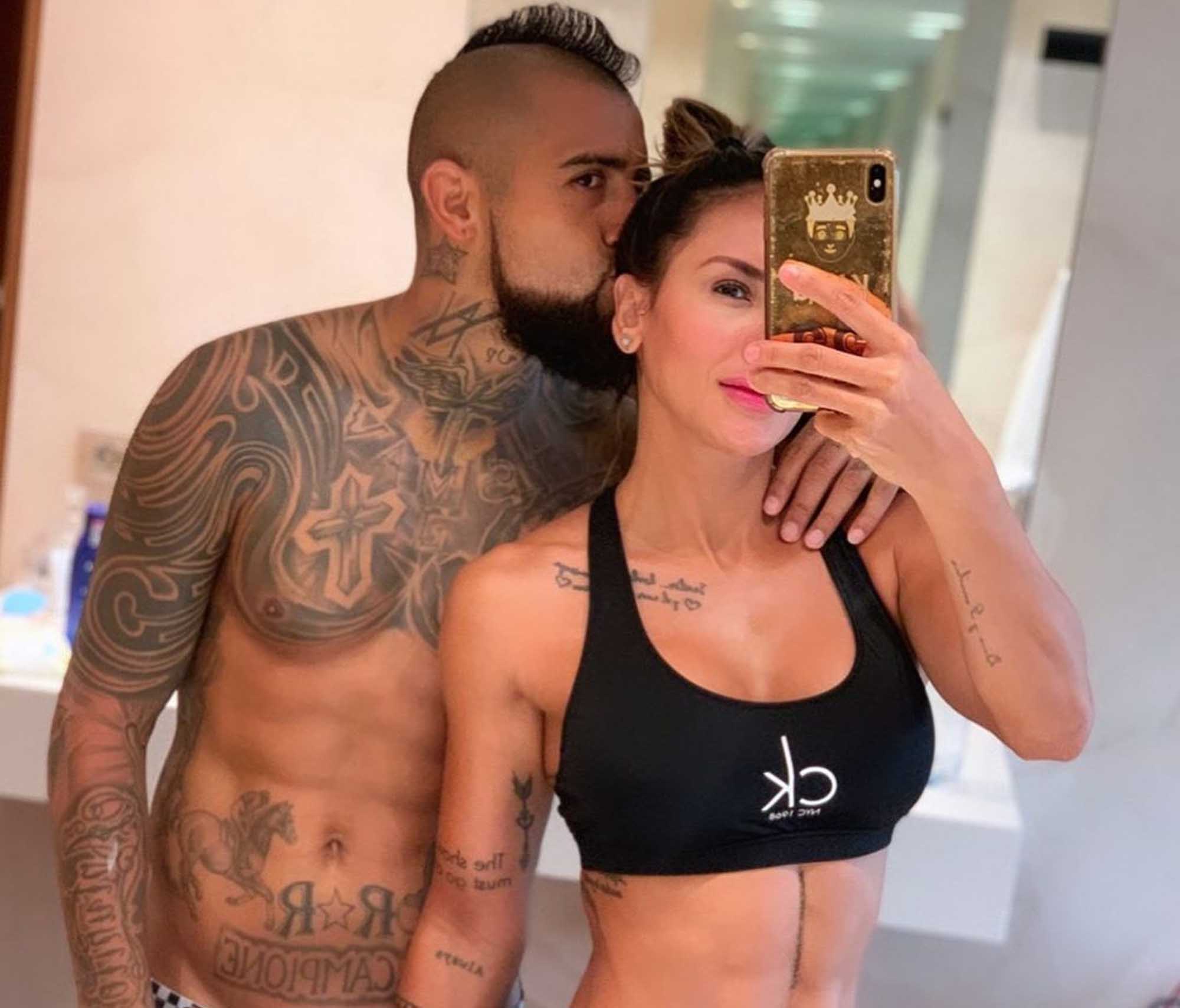 Read more about the article Arturo Vidal Shows Off Six Pack With Hot WAG