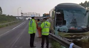 Read more about the article Passenger Bus Swerves Off Mway To Avoid Stopped Car