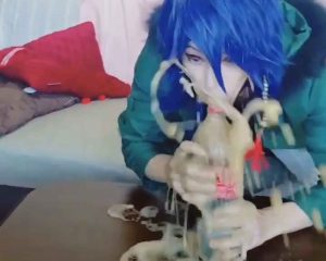 Read more about the article Viral: Cosplayer Drinks Erupting Coke-Mentos Geyser