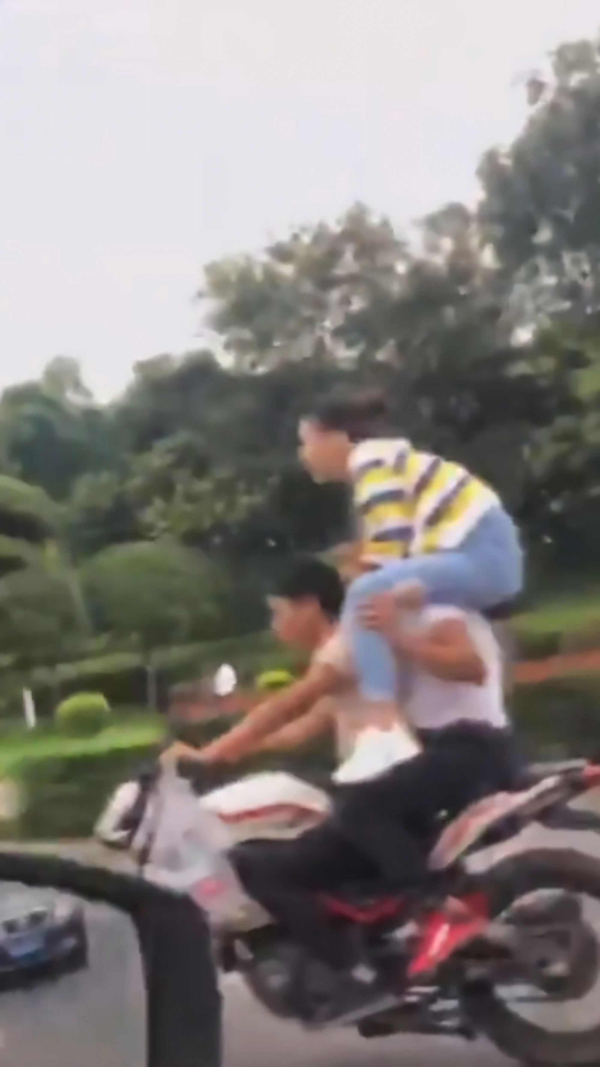 Read more about the article Viral: Bikers Girlfriend Sits On His Shoulders On Road