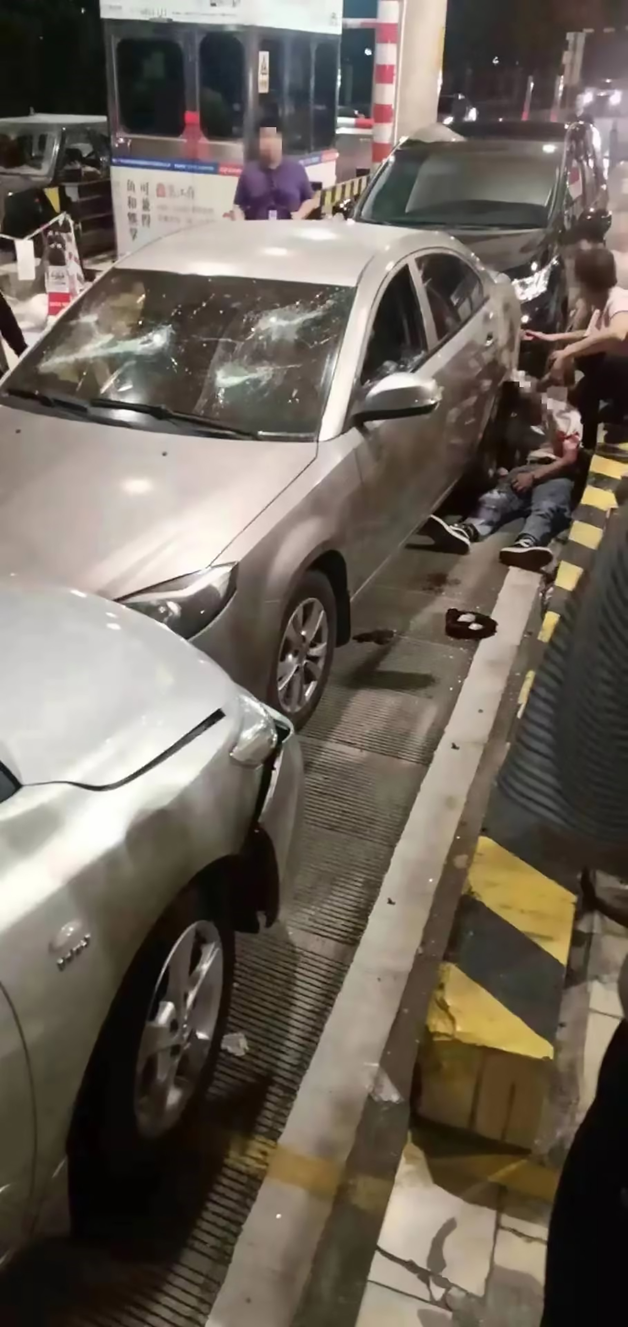 Read more about the article Plainclothes Cops Smash Car Windows At Toll Station