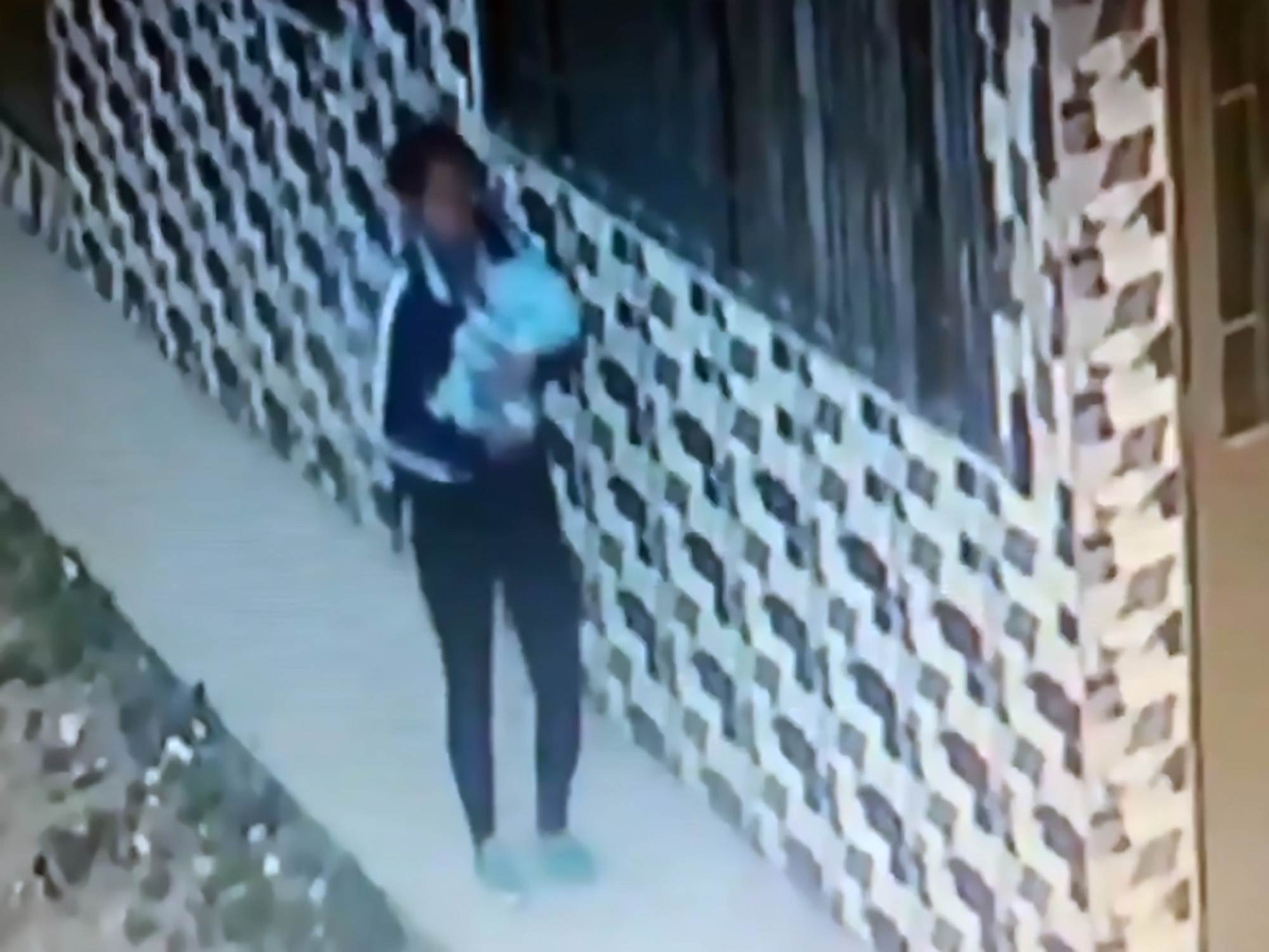 Read more about the article Moment Young Mum Abandons Baby Girl Outside House