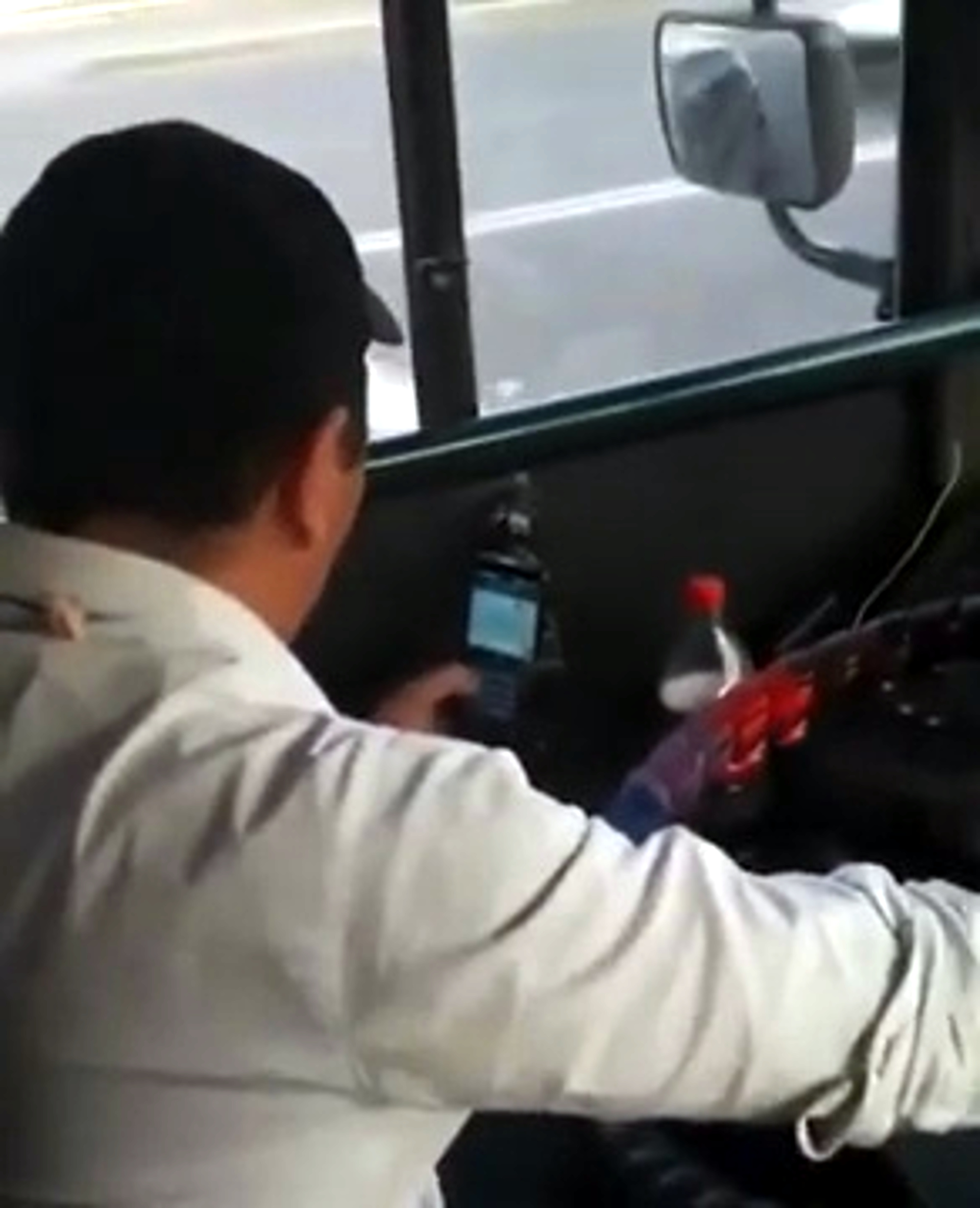 Read more about the article Bus Driver In Kazakhstan Using WhatsApp While Driving