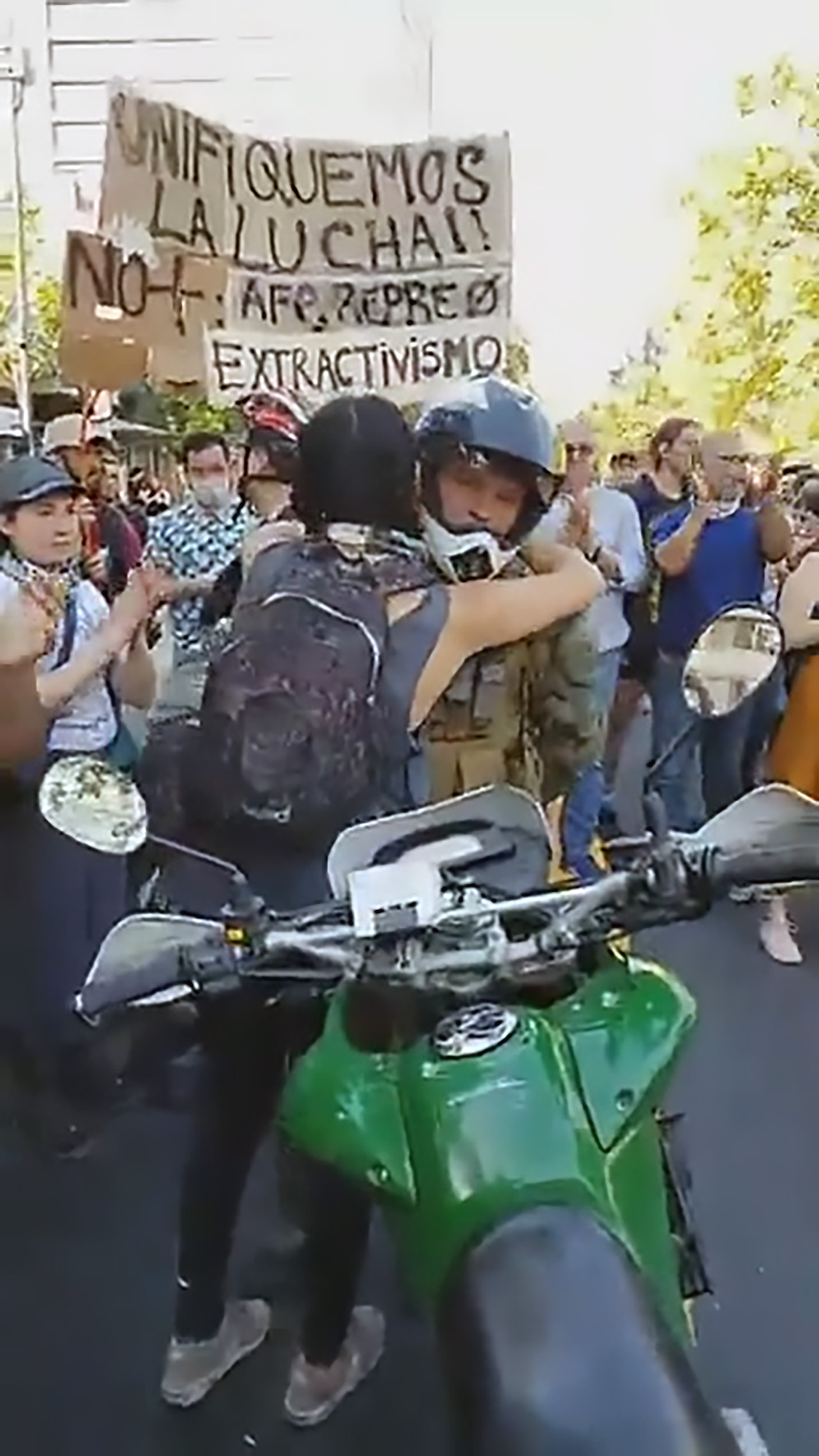Read more about the article Touching Moment Protester Hugs Crying Chilean Cop