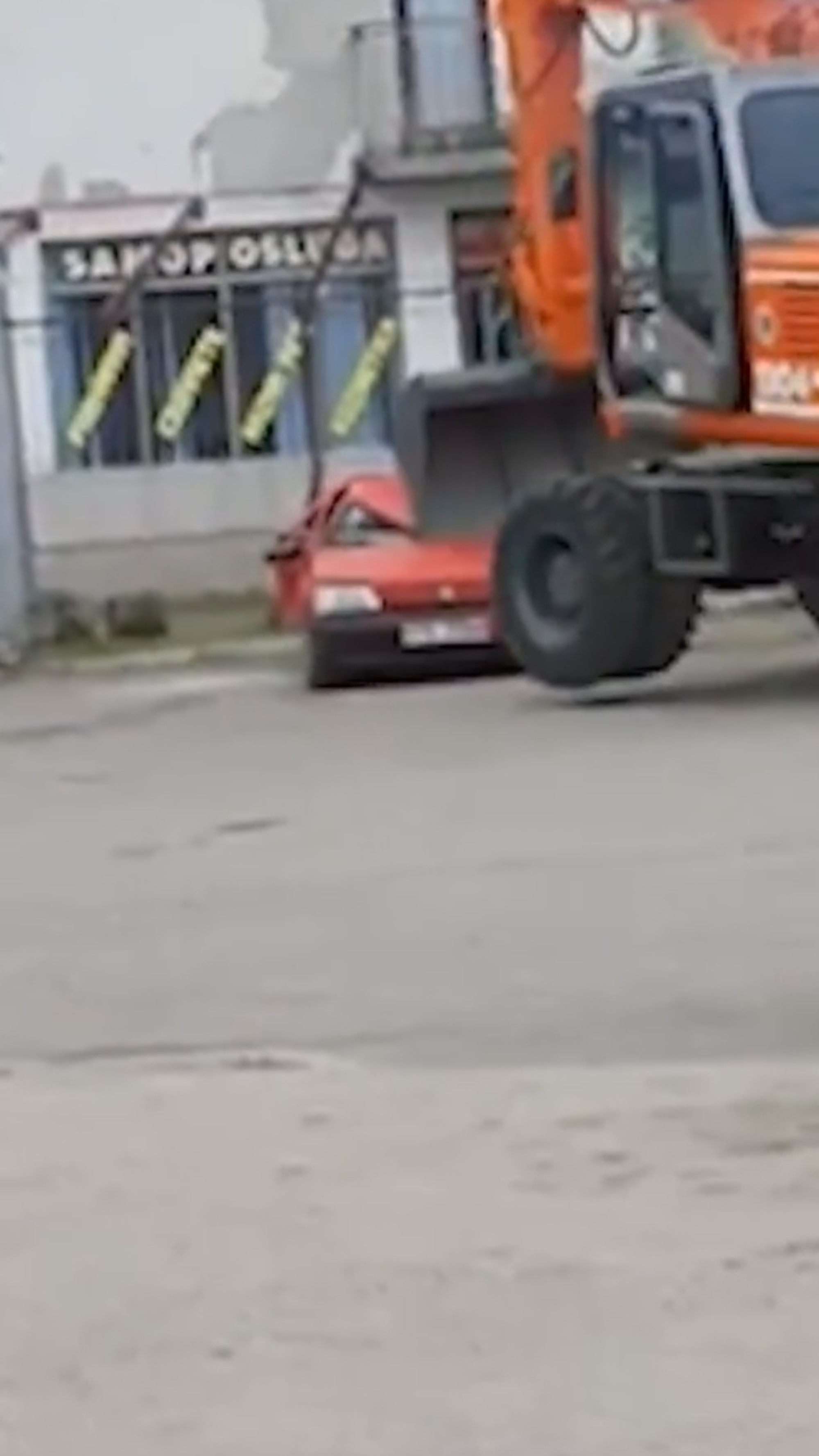 Read more about the article Italian Job: Digger Driver Flattens Enemys Car