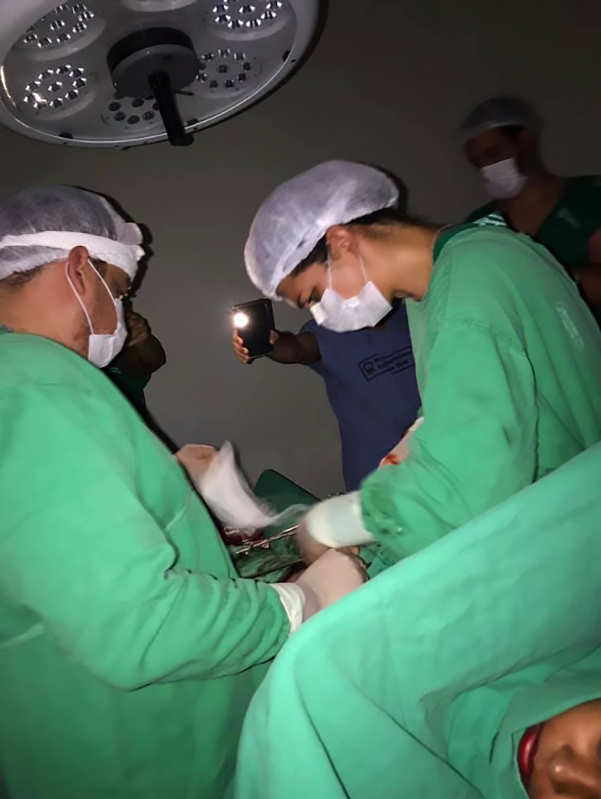 Read more about the article Brazil Drs Use Phone Lights For Surgery During Power Cut