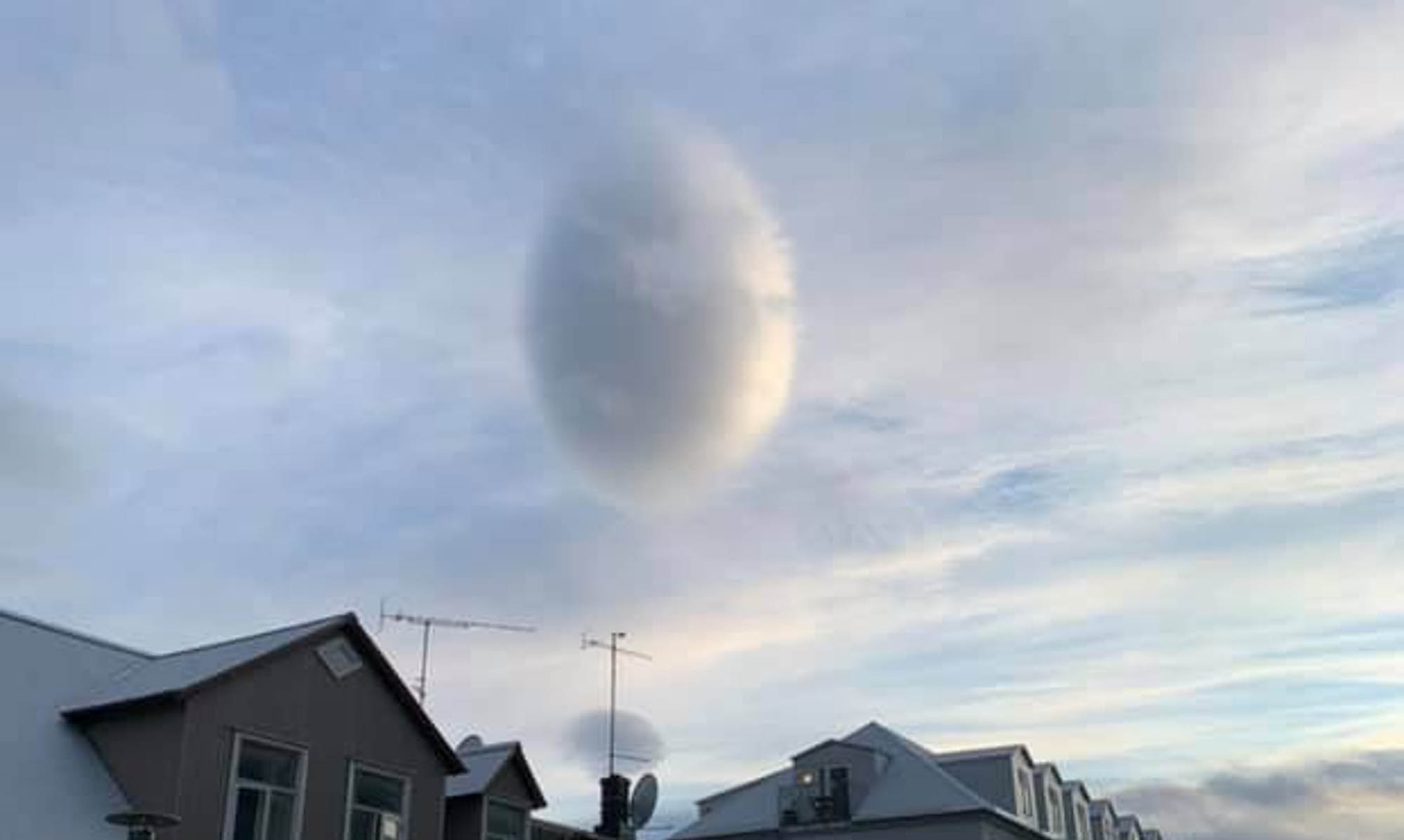 Read more about the article Mysterious Alien Egg Cloud Spotted In Iceland