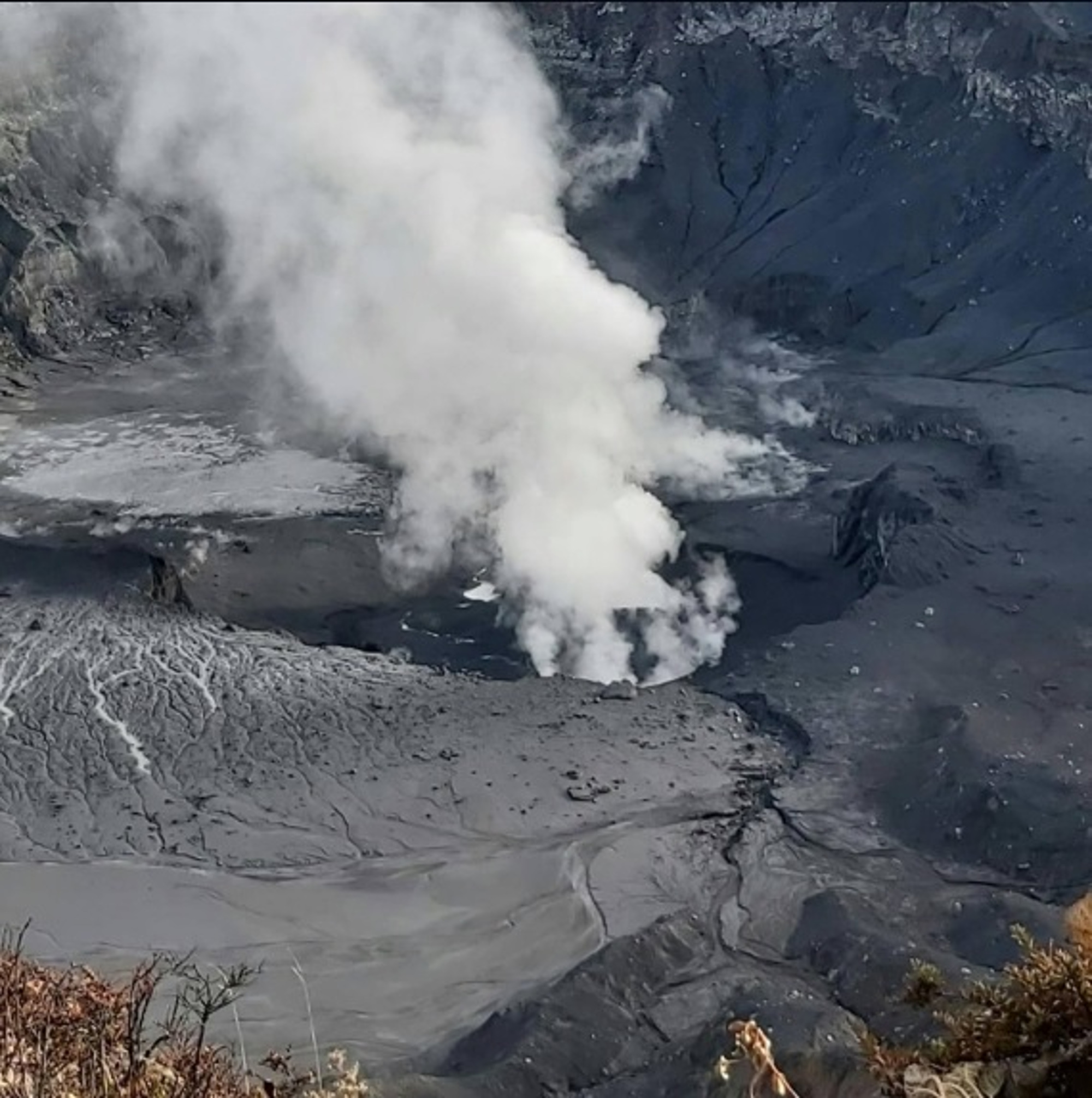 Read more about the article Poas Volcano Eruption Sends Rocks And Ash 6000ft In Sky