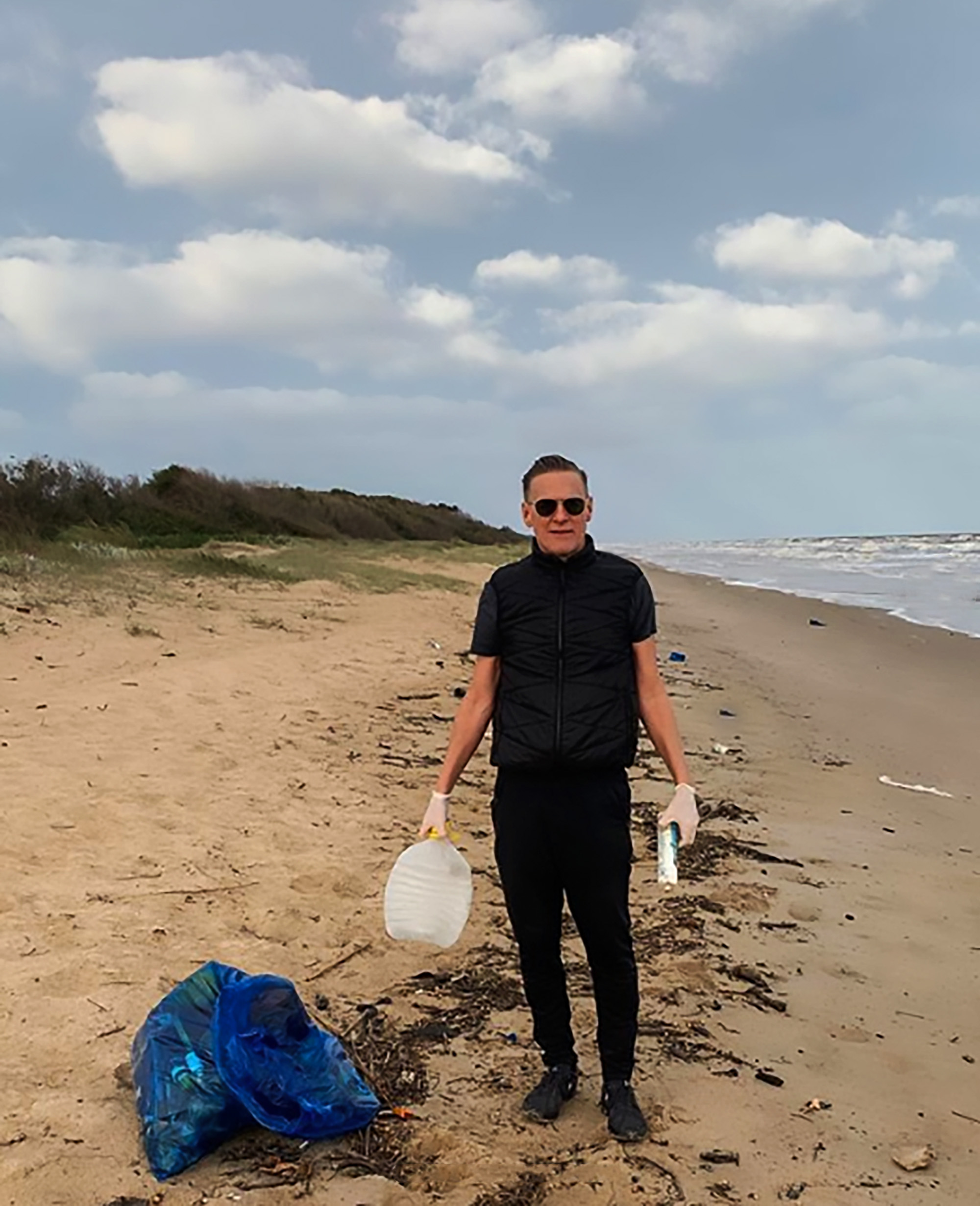 Read more about the article Bryan Adams Slams Humans As Disgusting Mess On Beach Run