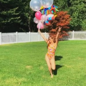 Read more about the article Viral: Pop Star Thalia Dances In Swimsuit With Balloons