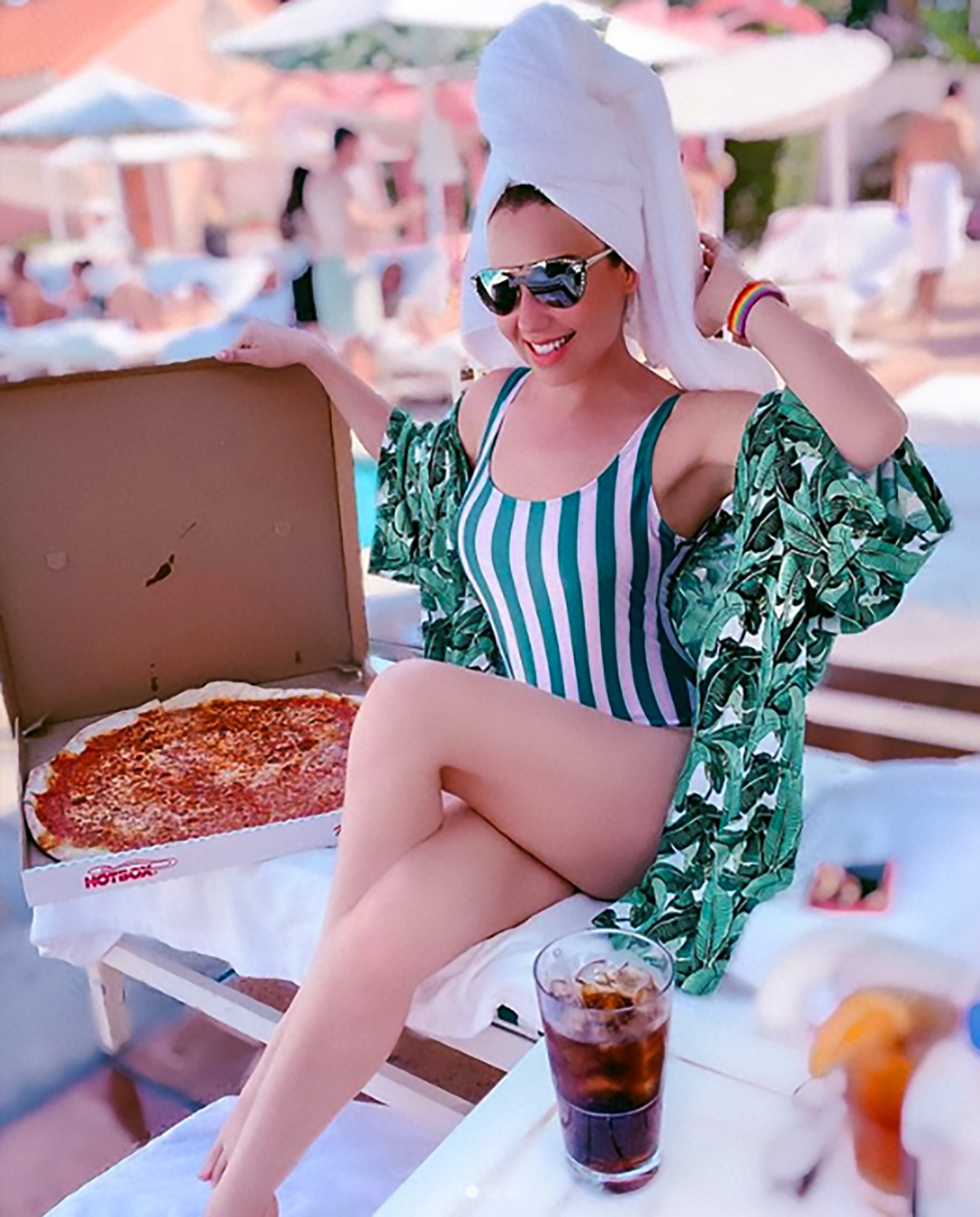 Read more about the article Queen Of Pop Breaks Healthy Regime To Scoff Huge Pizza