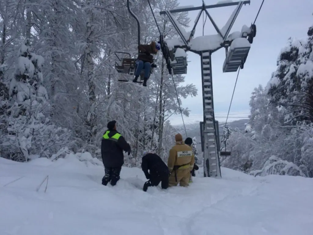 Winter Heaven Turns Hell As Tourists Stuck In Ski Lift Viraltab