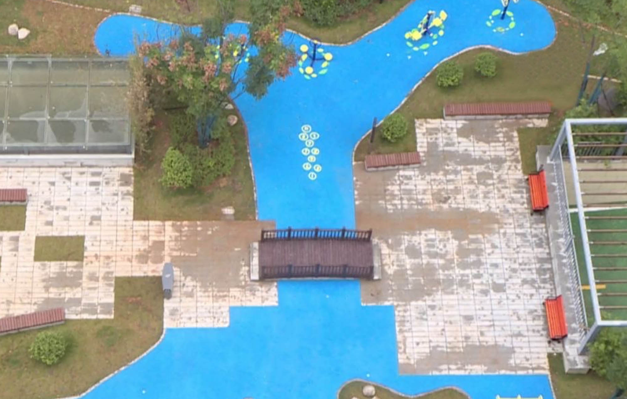 Read more about the article Cheeky Developer Puts Fake Plastic Pond At Posh Flats