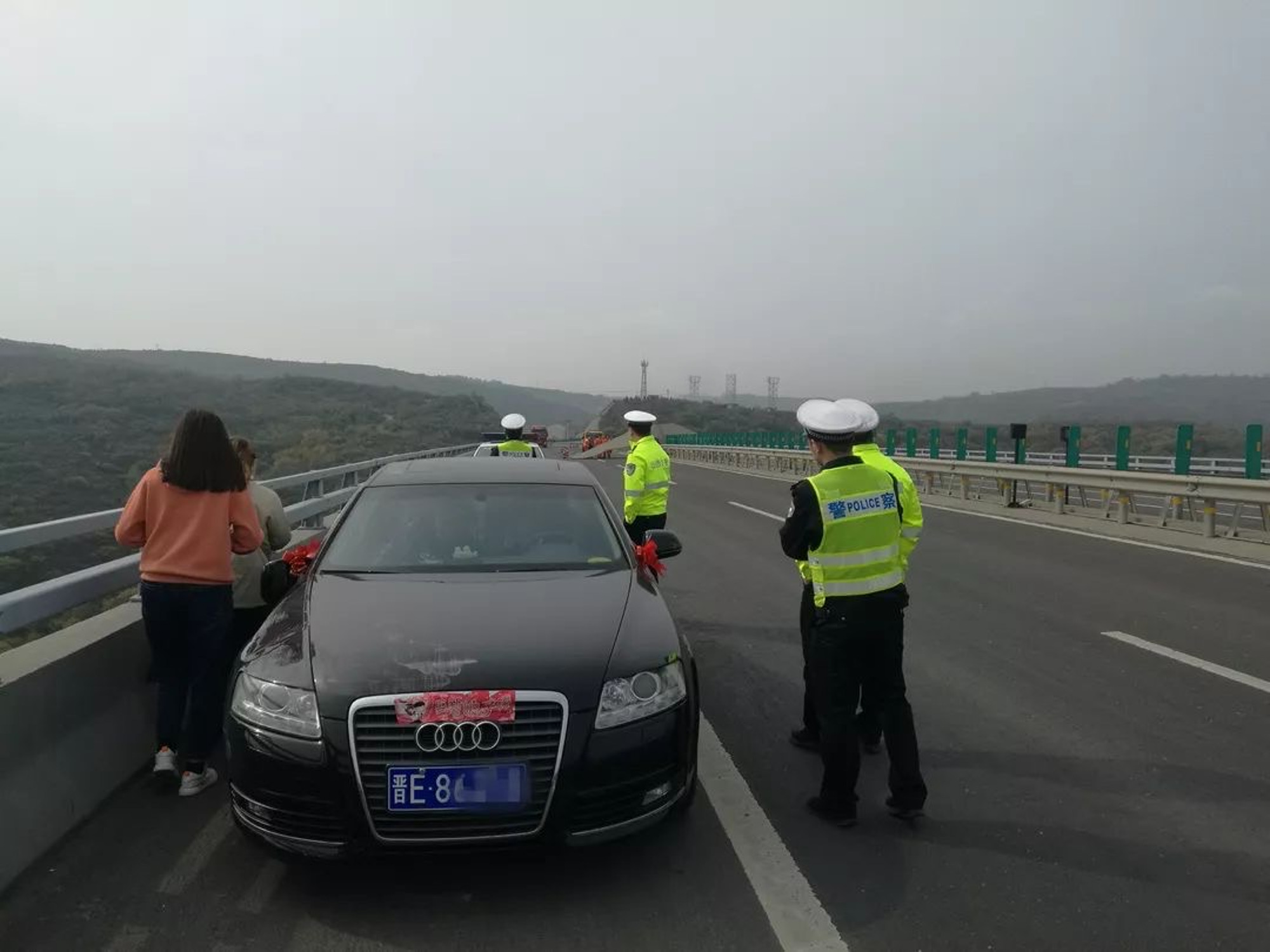 Read more about the article Metal Sheet Flies Off HVG On Motorway And Hits Audi