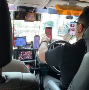 Read more about the article Ride-Hailing Driver Uses Five Screens While Driving