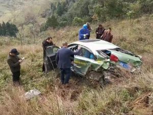 Read more about the article Lucky Cabbie Survives 400ft Tumbles Off Mountain Road