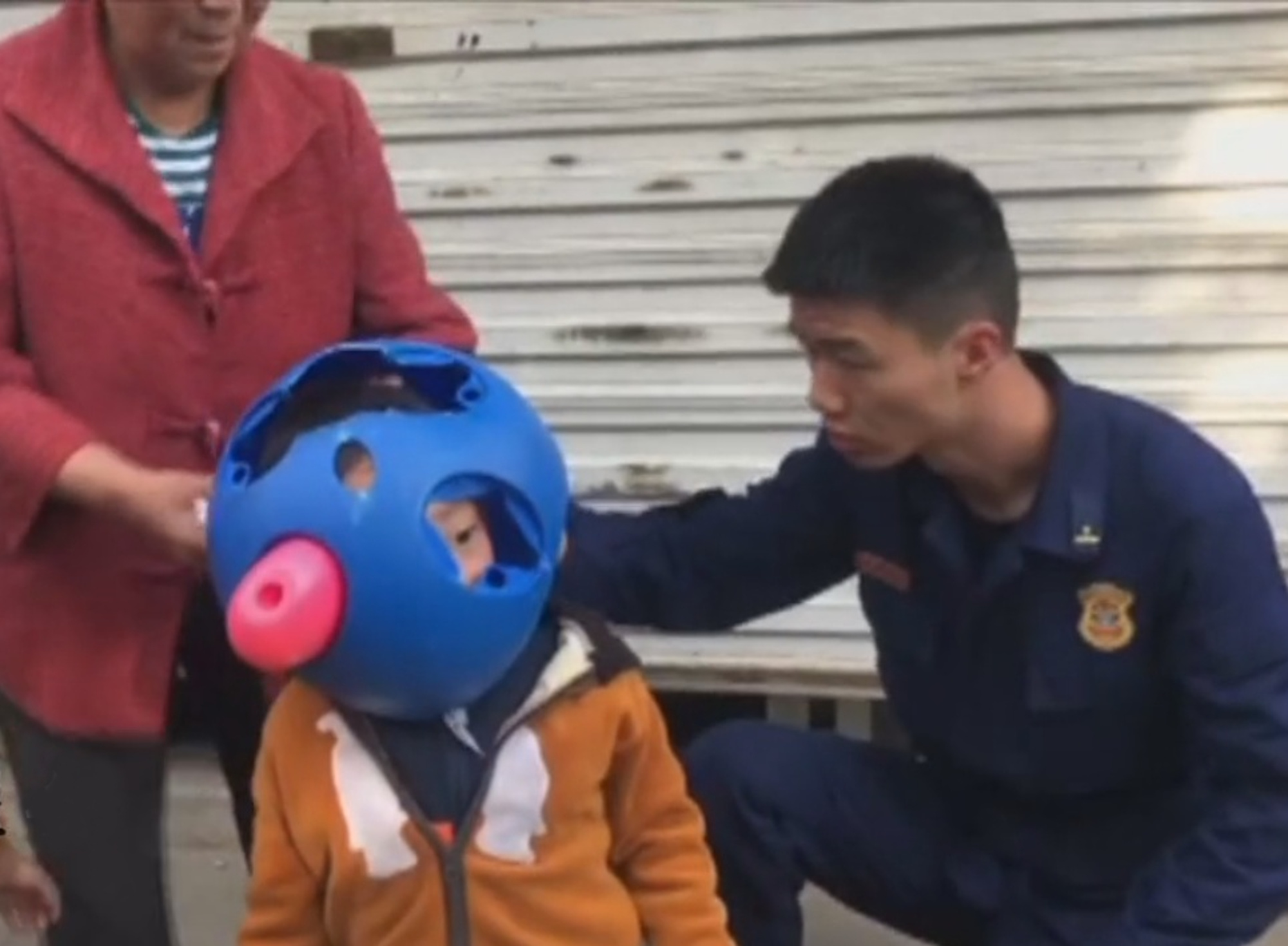 Read more about the article Firemen Remove Potty From Young Boys Head After Prank