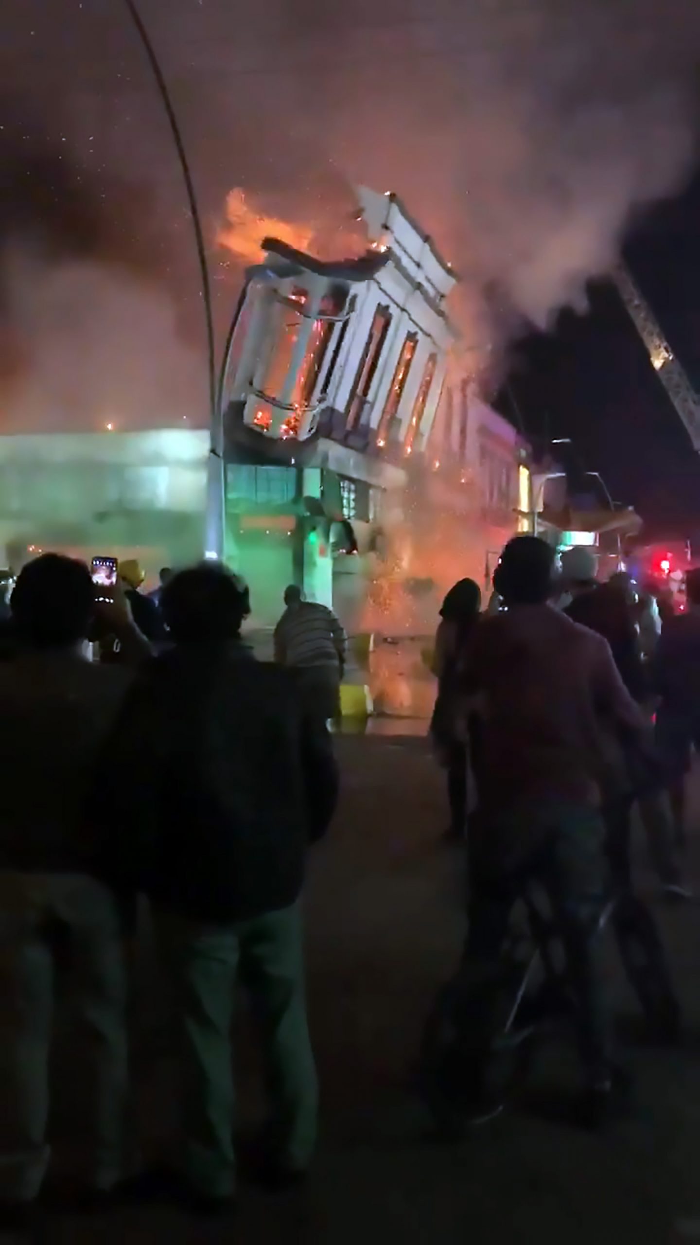 Read more about the article Screams As Burning Pharmacy Collapses In Chile Protests