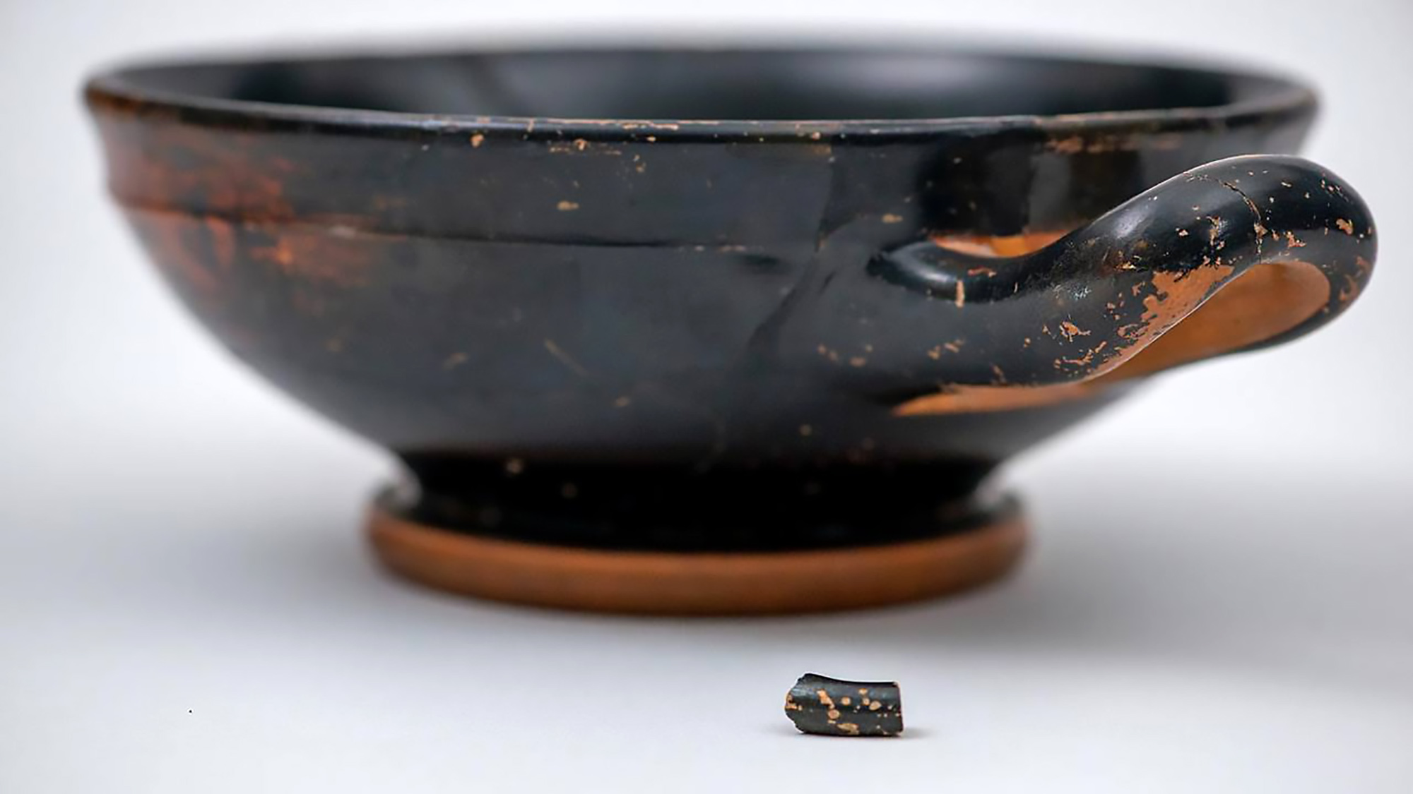 Read more about the article 2500yo Ancient Greek Bowl Gathered Dust In Box For 36yr