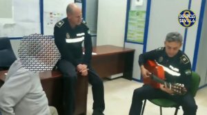 Read more about the article Kind Cop Plays Guitar For Stressed 86yo Alzheimers Man