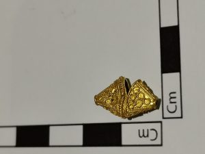 Read more about the article London Worker Finds 1000yo Jewellery By Thames