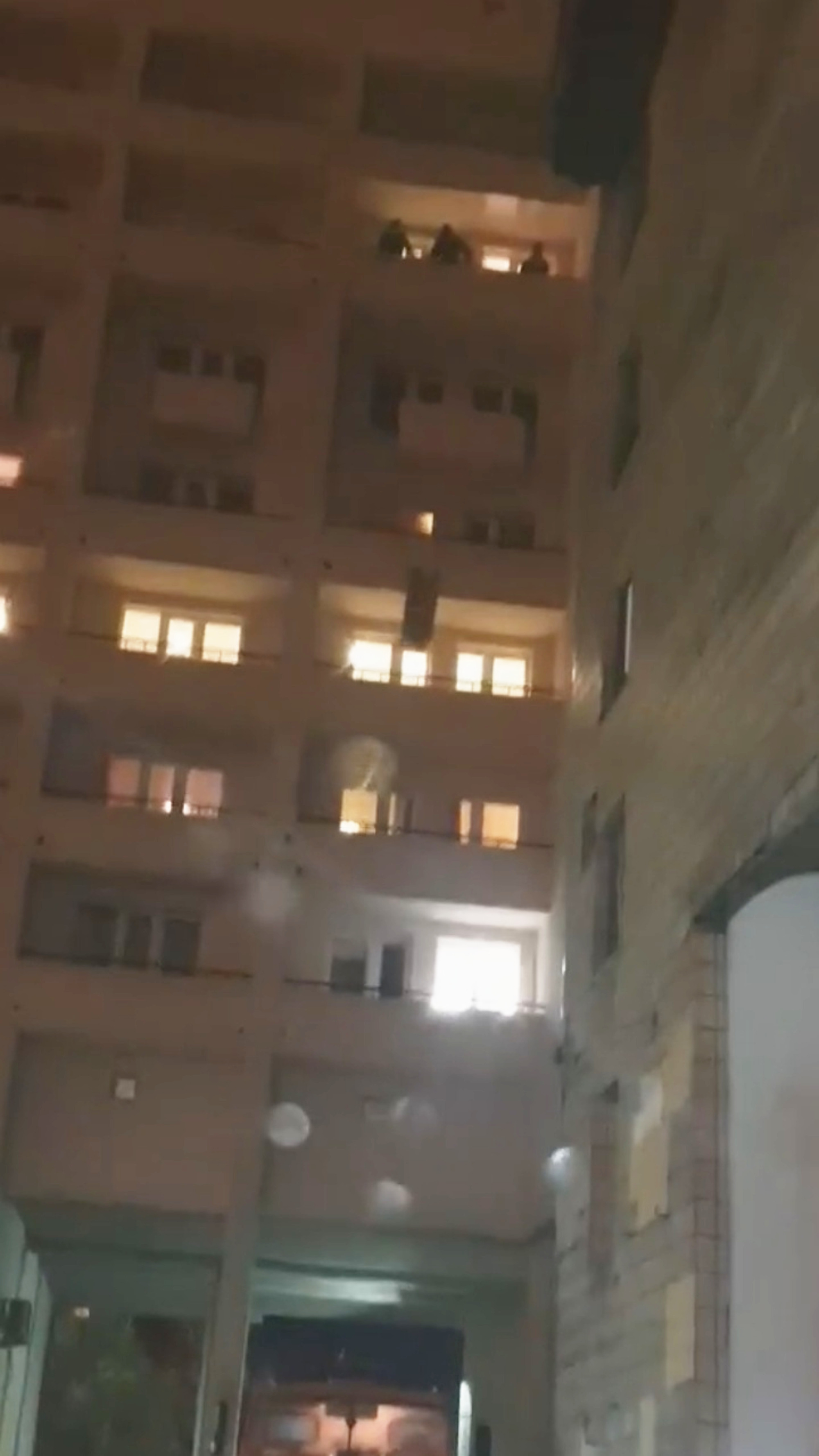 Read more about the article Idiot Builders Drop Rubble From 7th Floor Hotel Balcony
