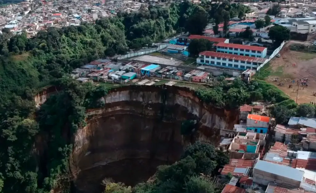 https://viraltab.news/wp-content/uploads/2019/11/CEN-LandslideGuatemala-08-1024x627.jpg