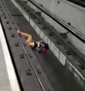 Read more about the article Screams As Metro Stops Just Over Man Who Fell On Tracks