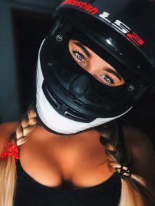 Read more about the article Moment Motorbike Blogger Beauty Survives 180kph Smash