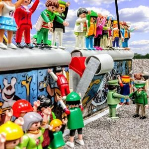 Read more about the article Teacher Builds Playmobil Berlin Wall For 30th Anniv