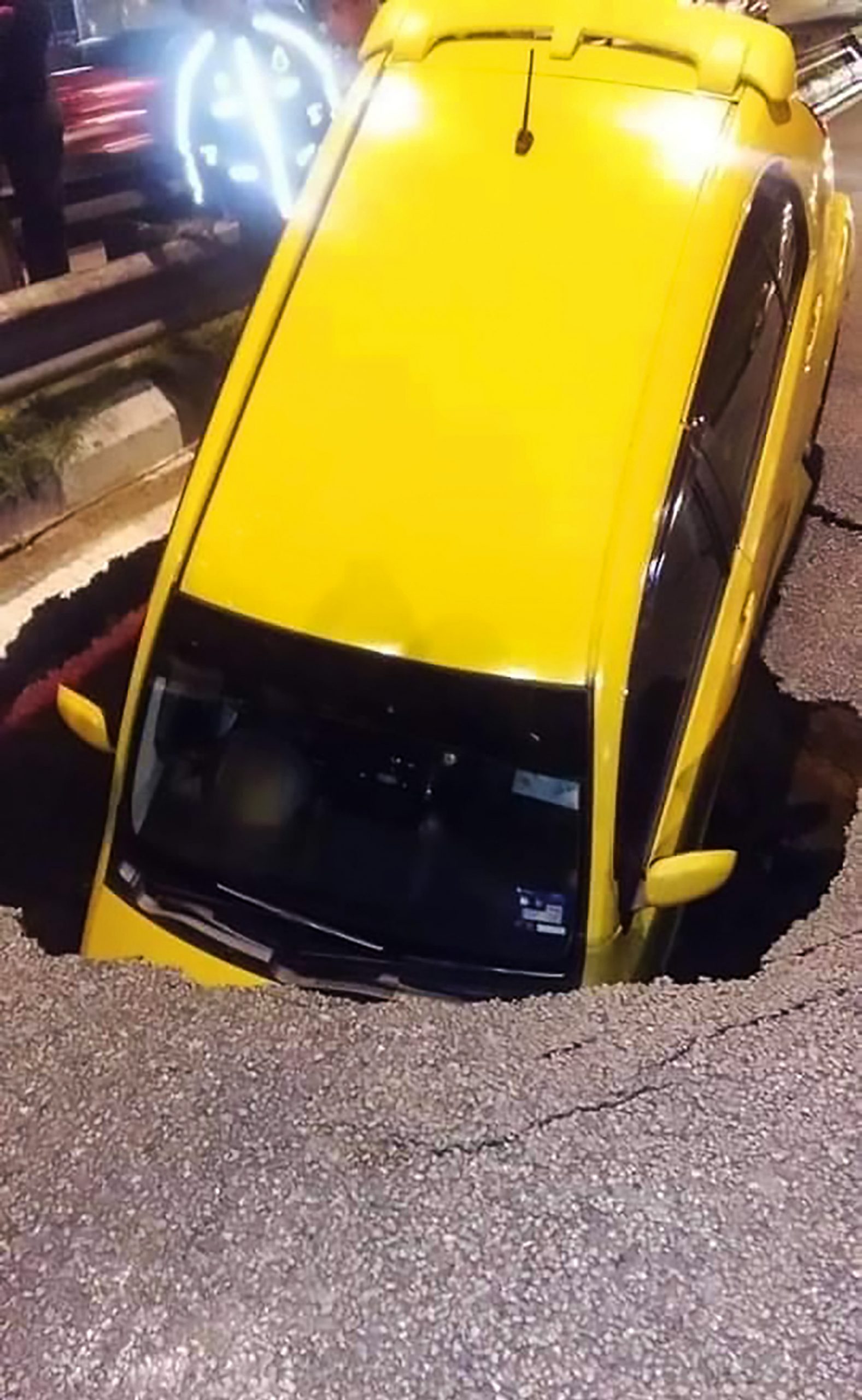 Read more about the article Huge Sinkhole Swallows Kuala Lumpur Car On Street