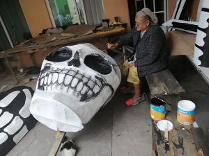 Read more about the article Mexicans Fill Potholes With Day Of Dead Effigies
