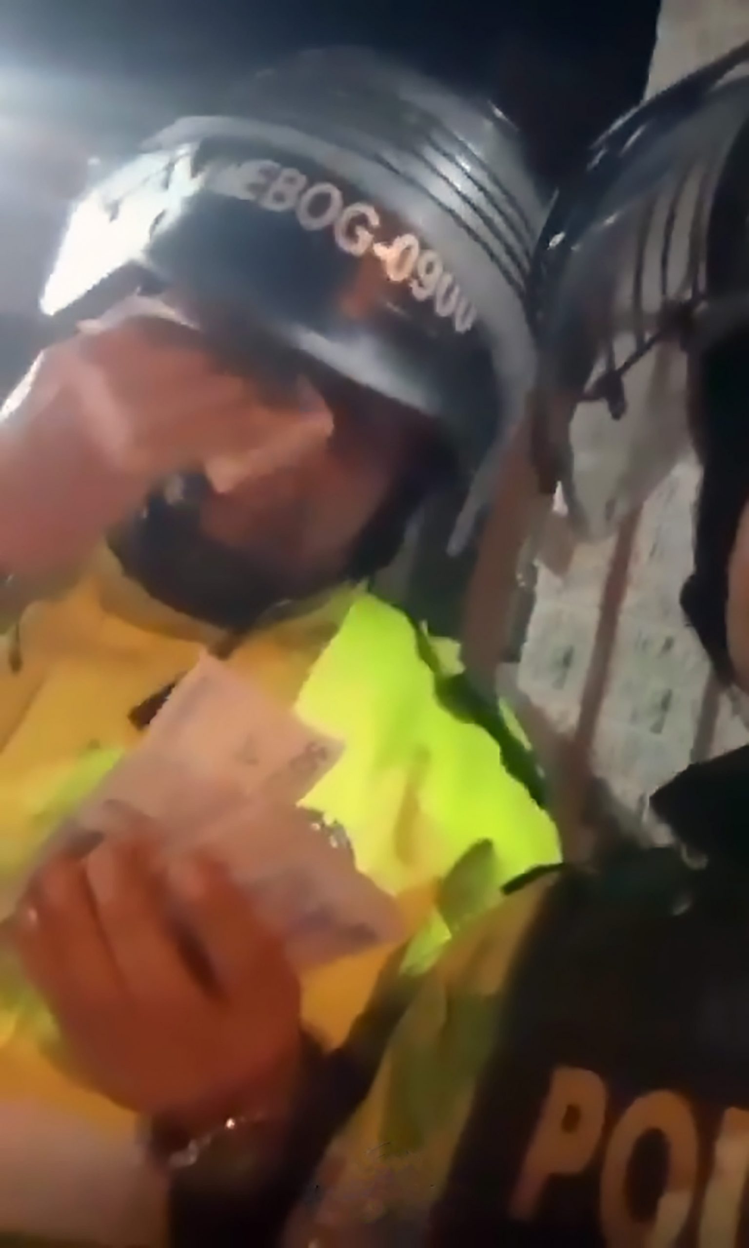Read more about the article Viral:Evil Colombia Cops Wipe Fake Tears With Banknotes