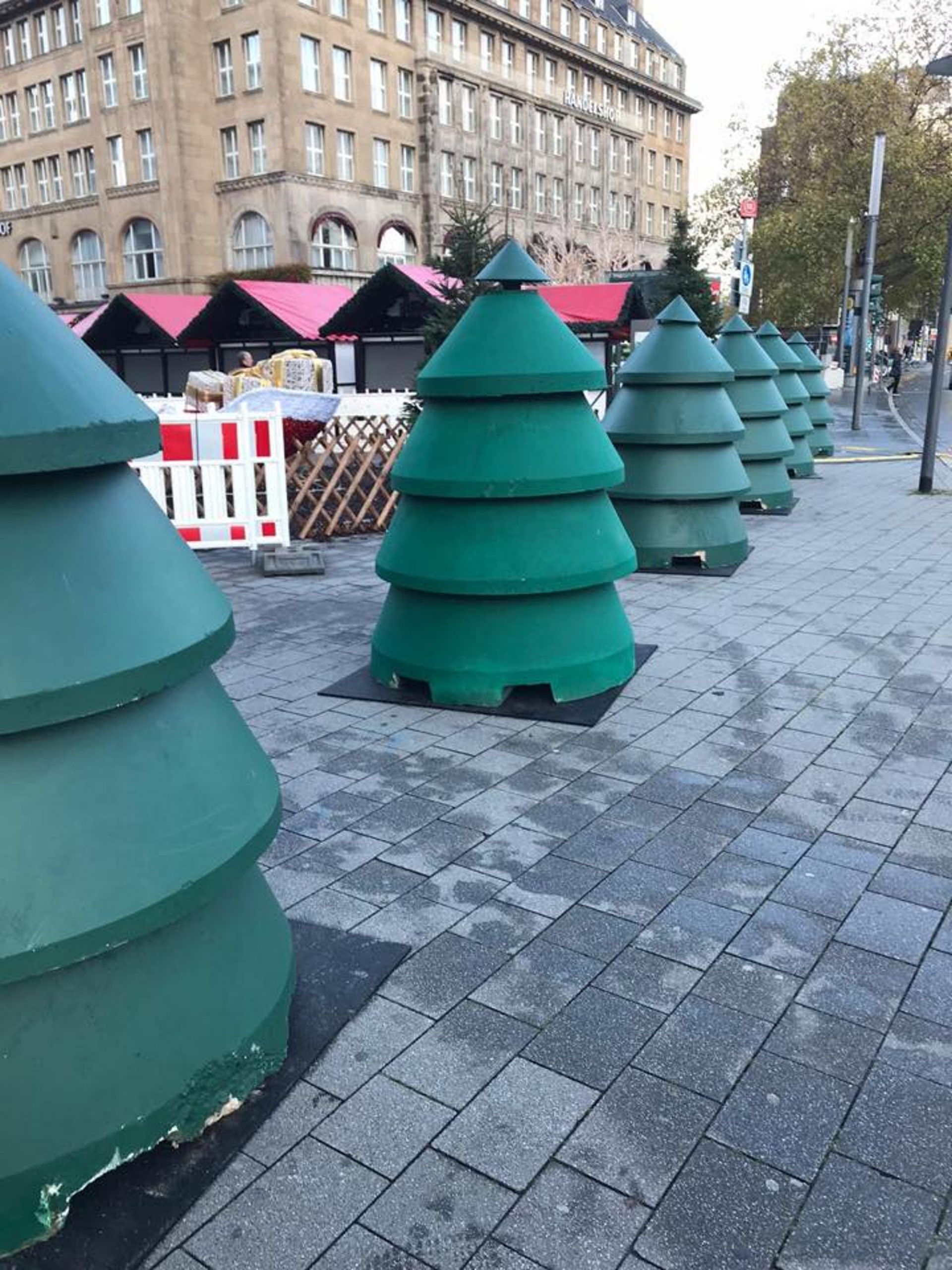 Read more about the article Xmas Tree Traps To Stop Terror Nuts At German Markets