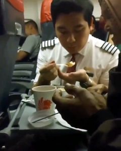 Read more about the article Viral: Kind Cabin Crew Member Feeds Elderly Passenger