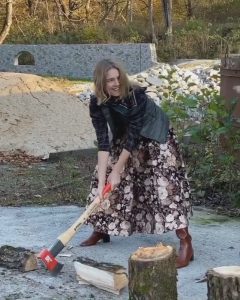 Read more about the article Axe-Wielding Supermodel Wows With Wood-Chopping Skills