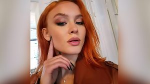 Read more about the article Swedish Blonde Zara Larsson Goes Red For Halloween