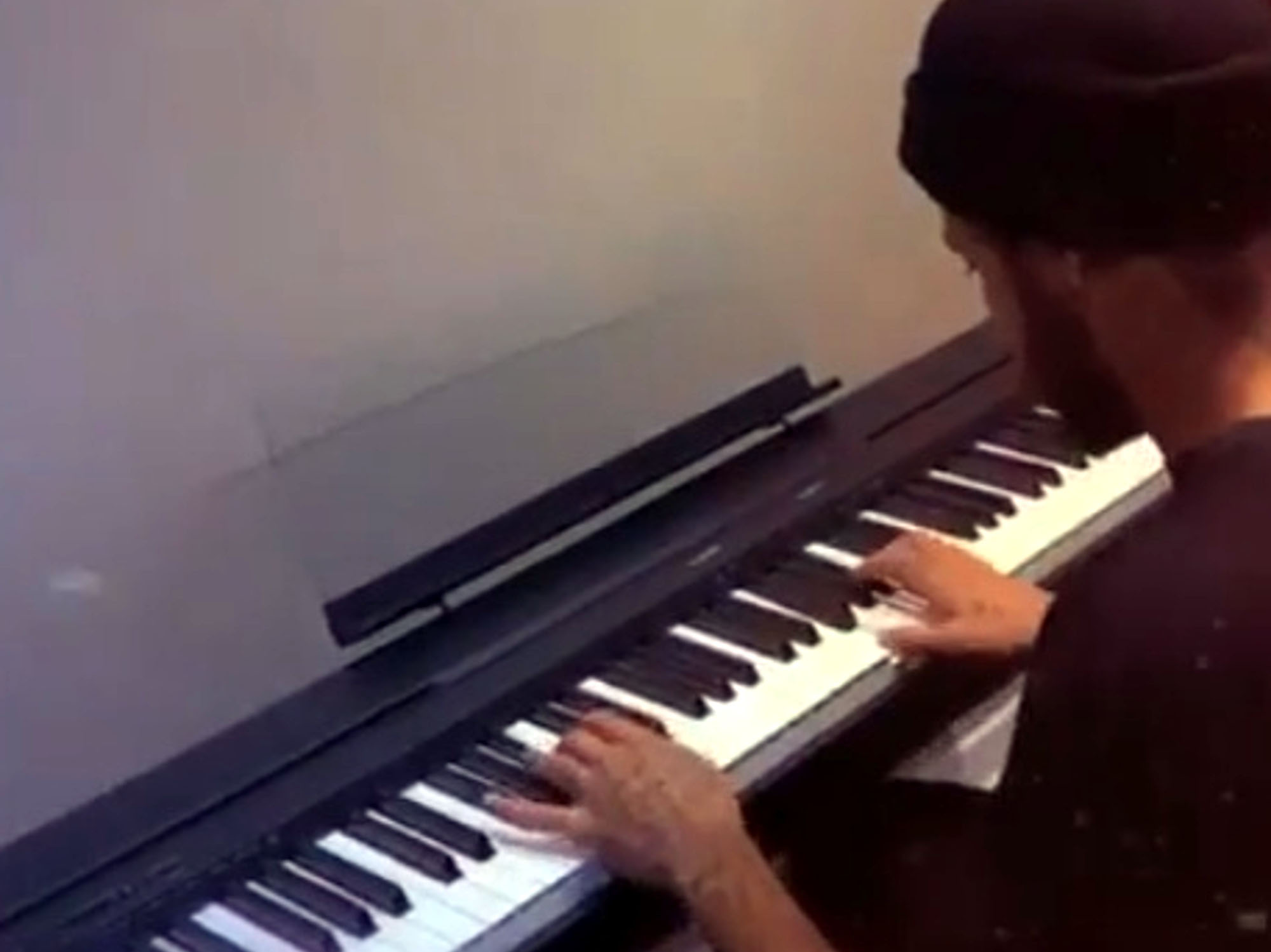 Read more about the article Musical Neymar Shows Off Piano Skills Playing Coldplay