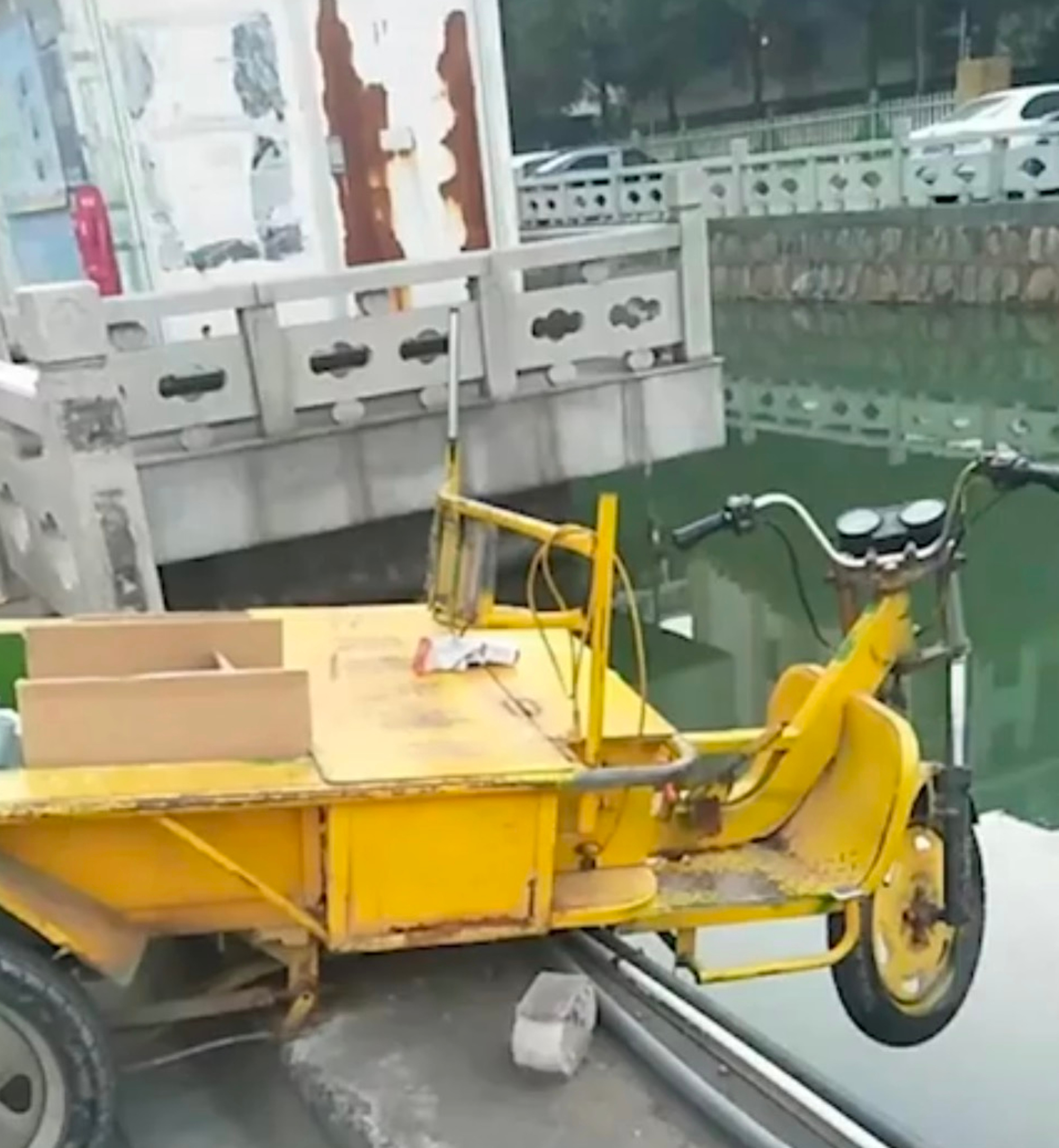 Read more about the article Moment Pedicab 5yo Smashes Through Wall Over Canal