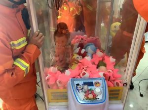 Read more about the article Curious Boy Traps Himself Among Toys Inside Claw Machine