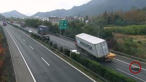 Read more about the article Motorist Has Near Miss WIth Falling Shipping Container