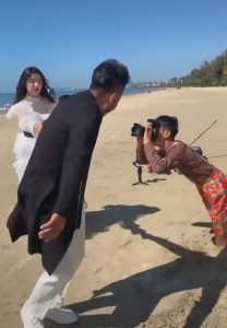 Read more about the article Viral Photographer Spins Round In Sand To Take Mad Snaps