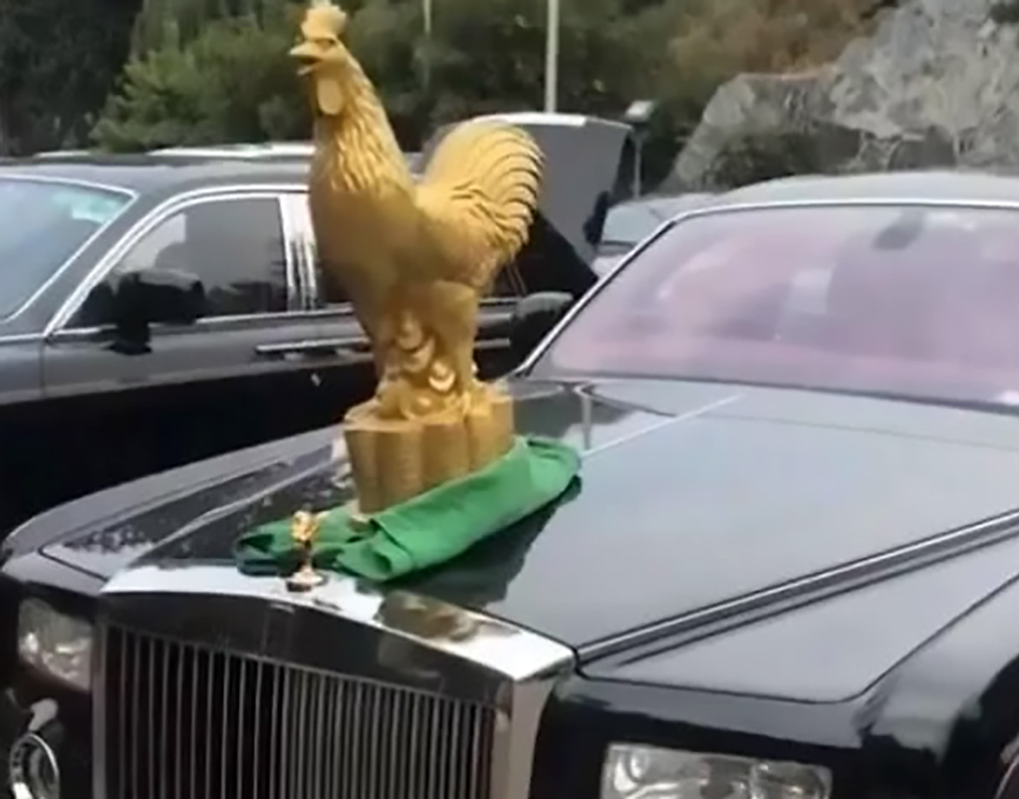 Read more about the article Rolls-Royce Owner Buys Huge Gold Cock For Bonnet