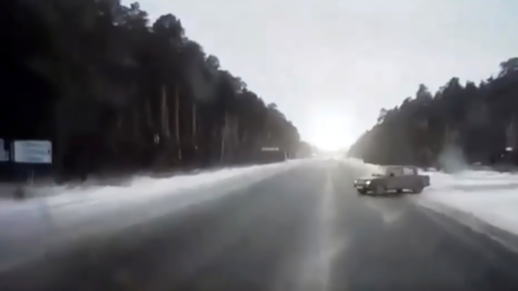 Read more about the article Dashcam Vid Of Dramatic Lorry Crash With Car In Snow